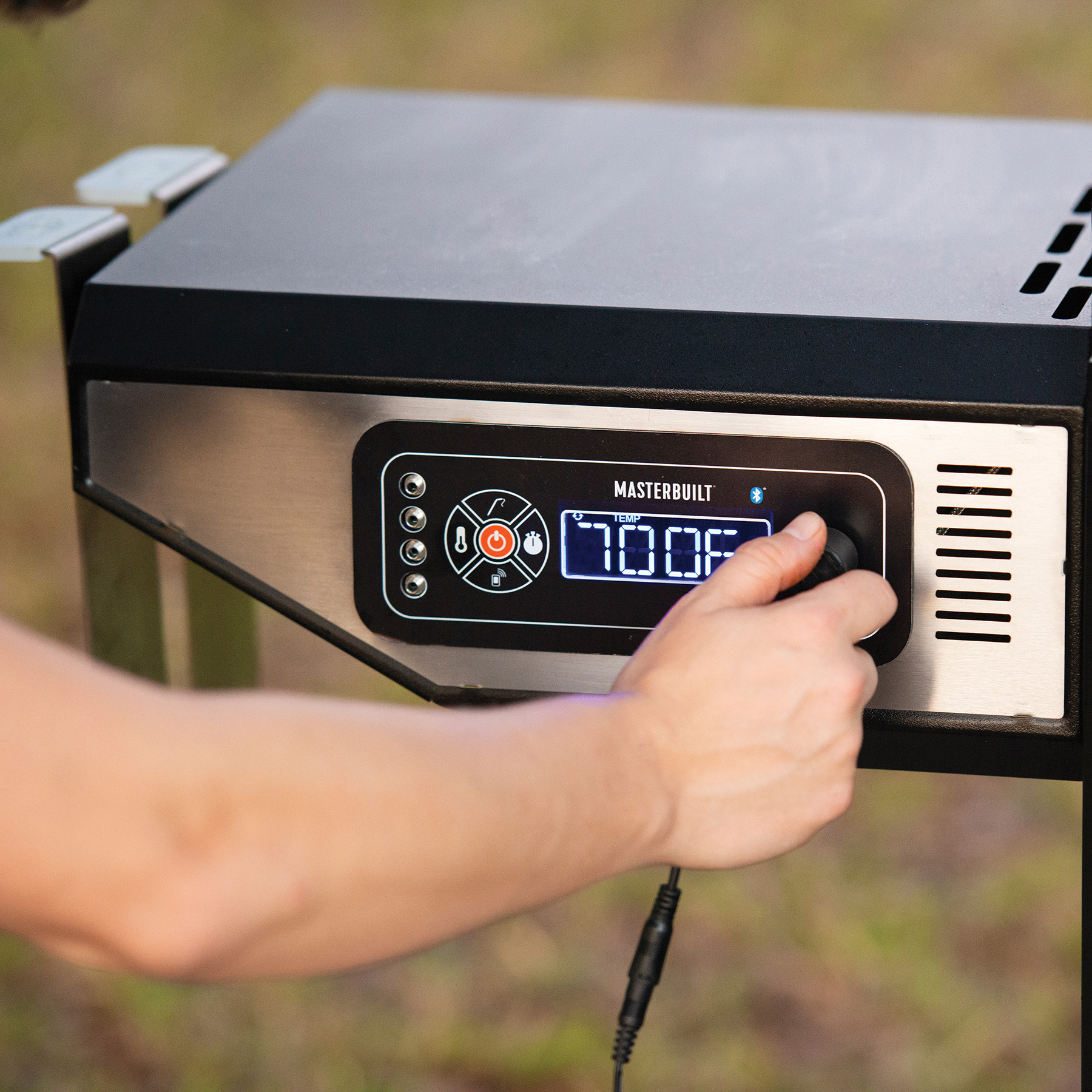 thumbnail image 2 of Masterbuilt MB20040220 Gravity Series 560 Charcoal Grill Smoker 2 of 10